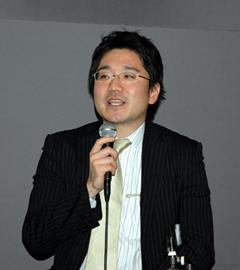 「今だけ、ここだけ、あなただけ」というキャッチフレーズを使いながらe空間実証事業の狙いを紹介した経済産業省の加藤幹也氏