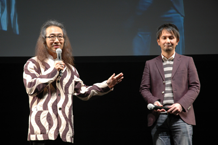 「デジタル時代の到来についてなかなか理解が得られなかった」と設立時の苦労などを語った杉山知之デジタルハリウッド学長。右はOBの１人としてステージに招かれた横井勝氏。テレビ朝日のCG部門に勤務して日々腕をふるっている