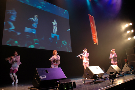 フルート演奏の女性4人組「FL-TRA」のミニコンサート。OBの所属先の縁でステージに立った