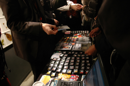 デジタル名刺ガジェット「Poken」の展示即売コーナーは人気を博していた