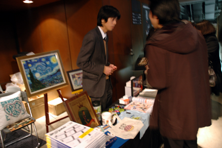 スポンサーの「印刷の通販 グラフィック」のブース。「オリジナルグッズ工房」やデジタル版画技法「GECLEE DE GRAPHIC」などの商品を紹介