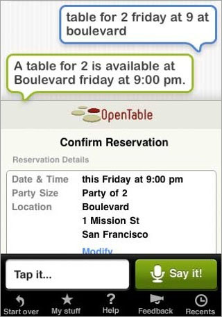 青い枠のフキダシ内は、ユーザーリクエストの認識結果。緑の枠のフキダシ内には、そのリクエストに基づく処理結果（この場合にはレストランの予約）の確認が、より明確な英語で記述されている