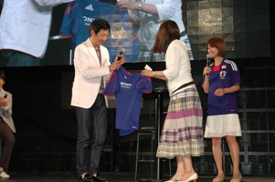 サイン入りユニフォームや番組グッズのプレゼント抽選会