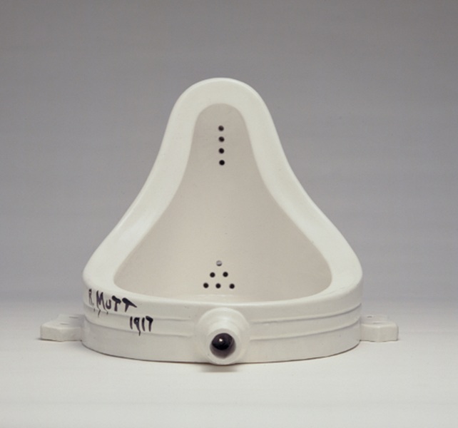 マルセル・デュシャン《泉》1917年（1964年、シュヴァルツ版 ed.6/8）、小便器（磁器）・手を加えたレディメイド、36.0×48.0×61.0cm、京都国立近代美術館 ⓒSuccession Marcel Duchamp / ADAGP, Paris & JASPAR, Tokyo, 2015 E1582 