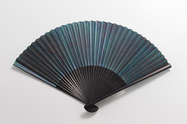全面的に美しいグラデーションの箔があしらわれた「金沢箔扇子 箔美 森深」