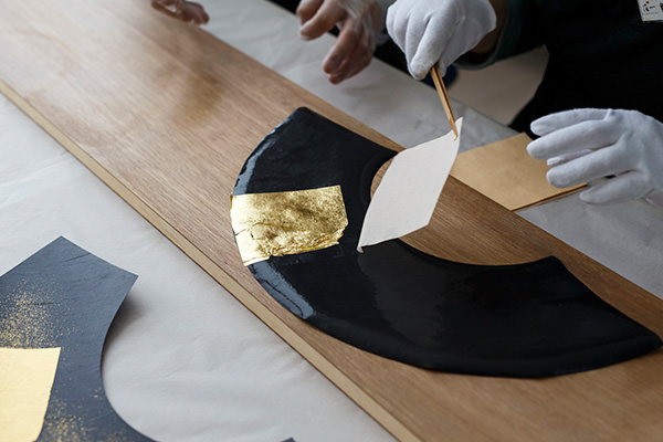 職人による「金沢箔扇子」の制作風景