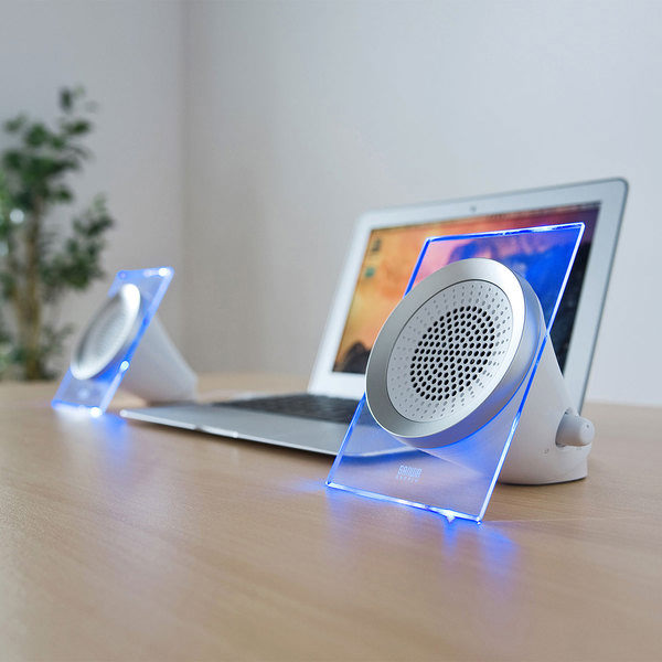 サンワ 青色ledで透明のアクリルパネルが青く光るスタイリッシュなusb電源スピーカーを発売 デザインってオモシロイ Mdn Design Interactive