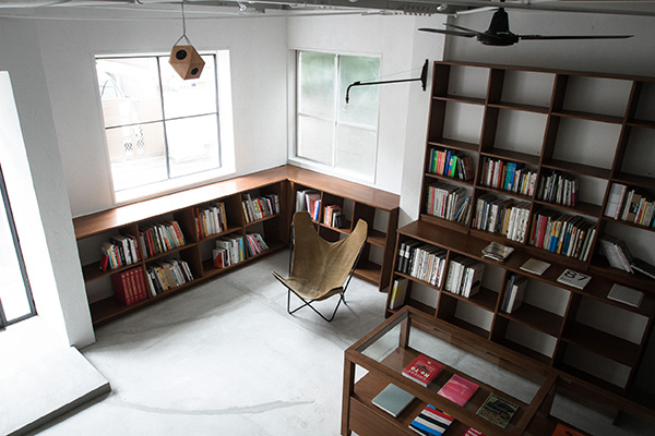 会場のBOOK AND SONSは、タイポグラフィを中心に扱う古書店