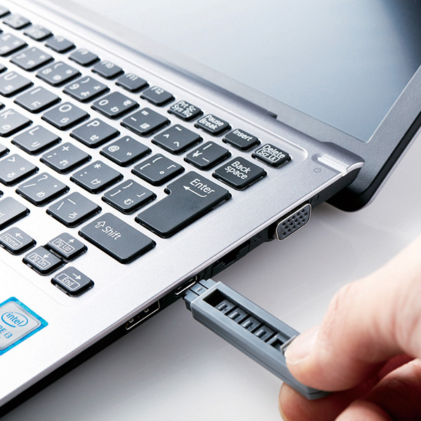 製品使用イメージ。ストッパーを取り外す際には、本体のキャップにある解除キーを使う