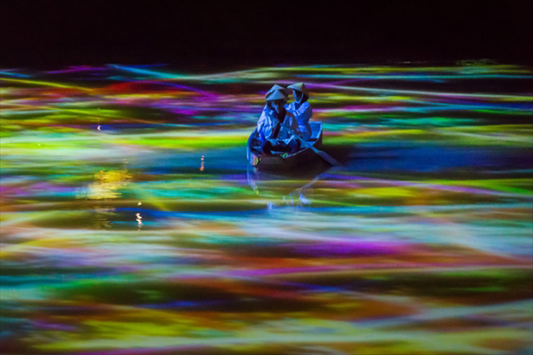 「小舟と共に踊る鯉によって描かれる水面のドローイング」 teamLab, 2015, Interactive Digitized Nature, 13min 24sec, Sound: Hideaki Takahashi