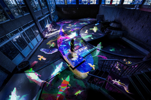 「Graffiti Nature - 廃墟の湯屋に住む生き物たち」 teamLab, 2017, Interactive Digital Installation