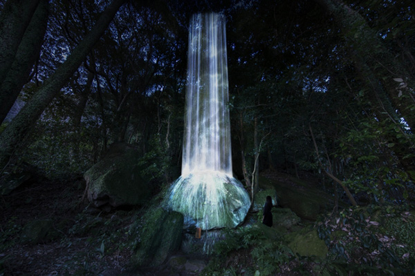 「かみさまの御前なる岩に憑依する滝」 teamLab, 2017, Digitized Nature
