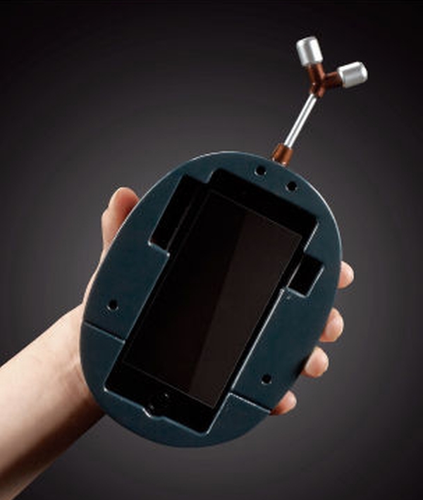 ハンターハンターのゴンが使っていた携帯 ビートル07型 がiphoneケースとして忠実再現 デザインってオモシロイ Mdn Design Interactive
