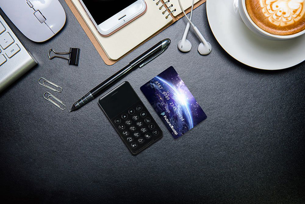 カードサイズの「Niche Phone-S」 高さ90mm 横幅50mm 薄さ6.5mm 重さ38g