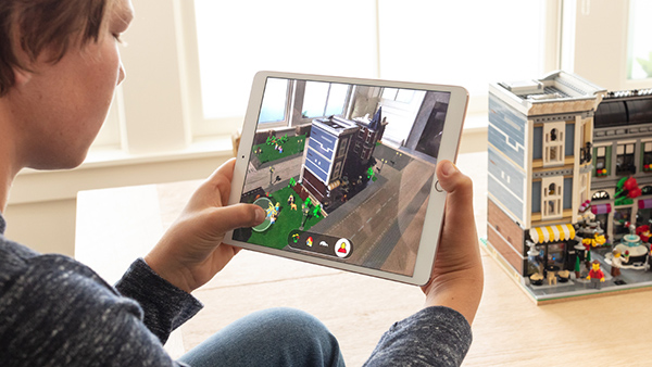 ARプラットフォームは、画像の検出と追跡をサポートする「ARKit 2」に進化。ARを活用して実世界のオブジェクトのサイズを測定するiOSアプリ「Measure」も発表された