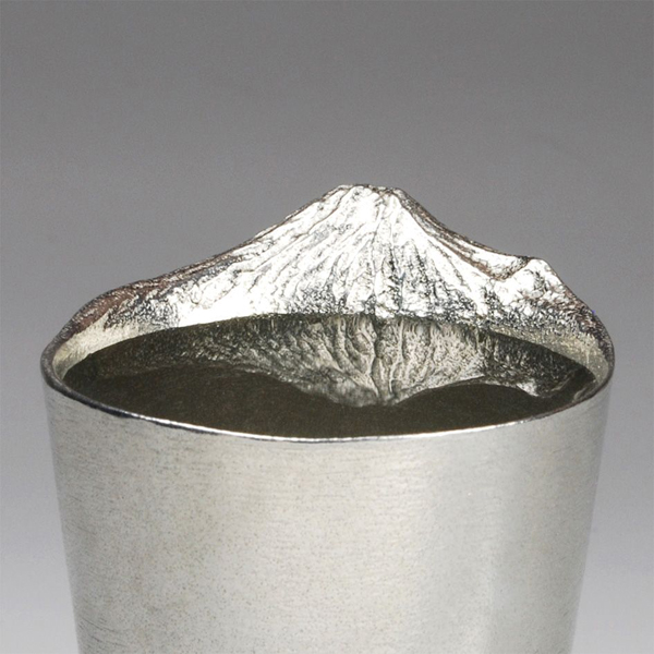 日本酒を注ぐと「逆さ富士」が