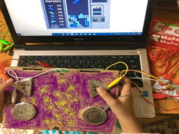 デモ展示。段ボールで作ったテトリス専用コントローラー