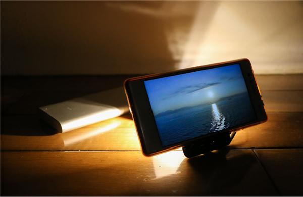 スタンド形状に変型し、ワイヤレス充電機能とLEDライトを搭載