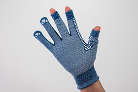 パイプ編み加工で指先のスライドが可能