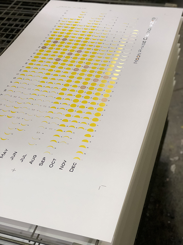 松井美藝堂、年間の月の満ち欠けが一目でわかるシルクスクリーン印刷 