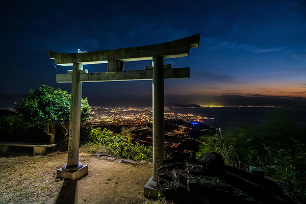 第1回フォトコンテスト大賞(テーマ:私のおすすめスポット) 「天空の鳥居〜鳥居越しの夜景〜」 撮影場所:高屋神社 本宮(観音寺市)