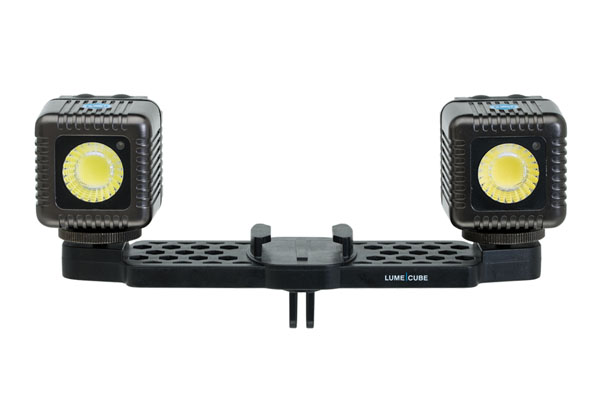 GoProカメラの両脇に「LUME CUBE AIR」を取り付け、角度調節ができる「ゴープロマウントアーム（LC-GPARM11-J）」 想定価格：4,900円（税抜）