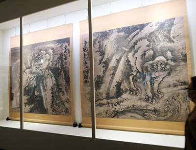  曽我蕭白《唐獅子図（からじしず）》 　各224.6×246.0cm 明和元年（1764）頃／三重・朝田寺所蔵／展示期間：2月9日～3月10日