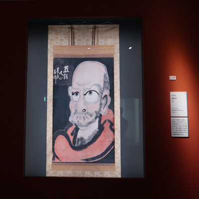  白隠慧鶴《達磨図》 　192.0×112.0cm 大分・萬壽寺所蔵／通期展示