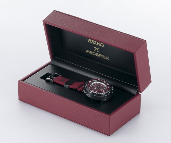 ジオン軍のシンボルマークが印刷された特別な専用ボックスでお届け