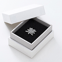 「文字で飾るピンバッチ」より「隷書101」の「華」