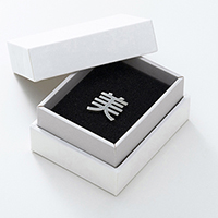 「文字で飾るピンバッチ」より「新ゴ DB」の「美」