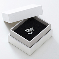 「文字で飾るピンバッチ」より「アンチックAN2」の「あ」