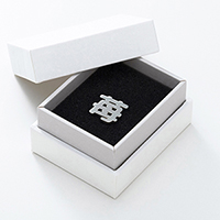 「文字で飾るピンバッチ」より「ソフトゴシック H」の「苺」