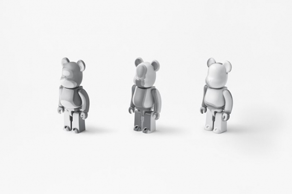 「BE@RBRICK(ベアブリック)」をnendoがデザインした新製品。スポットライトが当たっているかのような佇まい