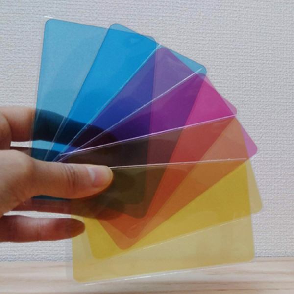 ヴィレヴァン 透ける色カード を重ねて色をつくって遊ぶアナログゲーム いろかるた を発売 デザインってオモシロイ Mdn Design Interactive