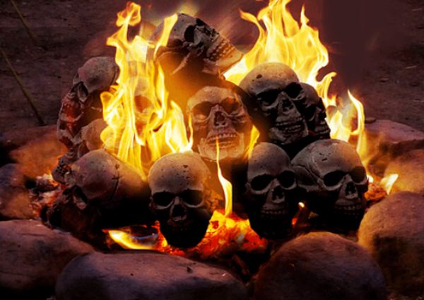 キャンプが一転 悪魔召喚の儀式に ドクロがそのまま燃える ドクロ型炭 デザインってオモシロイ Mdn Design Interactive