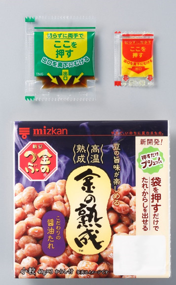 「押すだけプシュッ!と」の添付品袋を採用した納豆