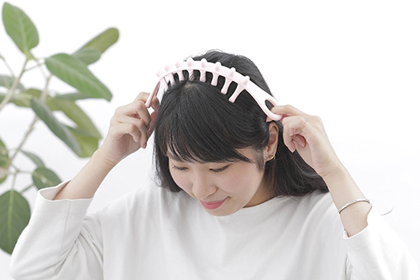 頭皮を動かすように揉む