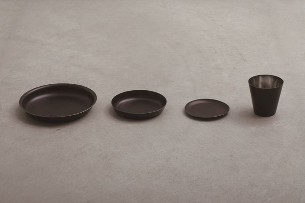 220round plate（220丸皿）：4,800円 157round plate（157丸皿）：3,300円 126round plate（126丸皿）：1,800円 97tumbler（97タンブラー）：5,200円 ※すべて税抜価格