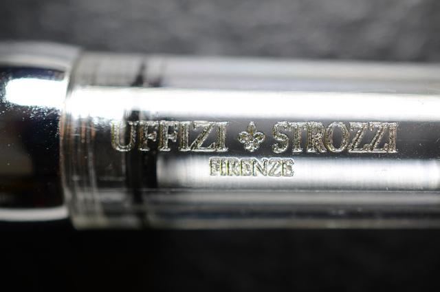 透明なボディーに刻印された「UFFIZI STROZZI」のロゴは、インクを入れると美しく浮き上がる