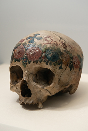 《彩色が施されたアンナの頭骨》オーストリア、ハルシュタット 1800年-1900年頃 ゲッティンゲン大学人類学コレクション所蔵 University of Göttingen, Anthropological Collection