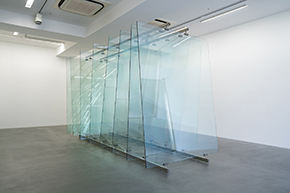 ゲルハルト・リヒター 《8枚のガラス》 2012年 ガラス、スチール構造物 230×160×378cm  ワコウ・ワークス・オブ・アート © Gerhard Richter, courtesy of WAKO WORKS OF ART  Photo: Tomoki Imai