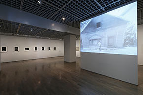 「窓展：窓をめぐるアートと建築の旅」第1章　窓の世界　展示風景　撮影：木奥惠三