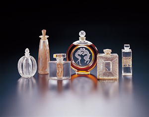 香水瓶《牧神のくちづけ》モリナール社1928年（左から3番目）ほか香水瓶　各種北澤美術館蔵
