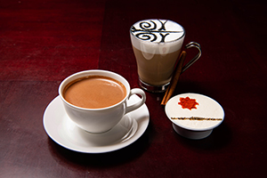 写真奥／ドゥ マゴ カプチ980円（税込）　写真手前／スパイシーショコラショー 1,100円（税込）、アルコール入り 1,300円（税込）