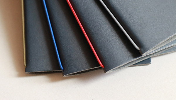 「裏紙ノート」A6文庫本サイズ（約W115 H162 D10） 素材：ネイビー ゴムのカラー：モスグリーン / ブルー / エンジ / グレー