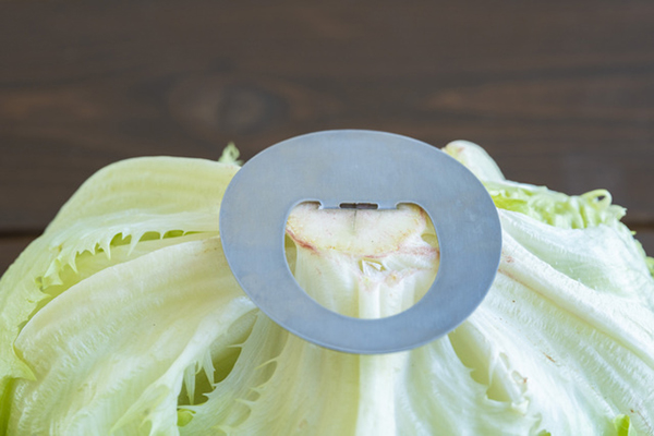 使い方は簡単。プレート中央の猫ちゃんを立てて野菜の芯に刺すだけ