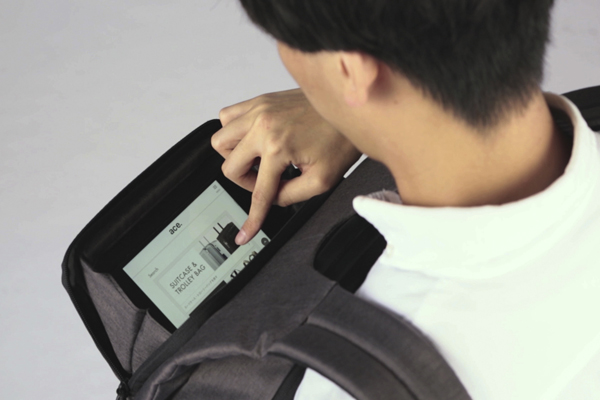 スマートフォントレイとしても使える上部前ポケット。「SOPH.」のロゴが入った滑り止めと、スマートフォンの飛び出しを防ぐ芯材入り ※歩きスマホ対策として簡易的な作りになっているため、立ち止まった状態での使用に適している