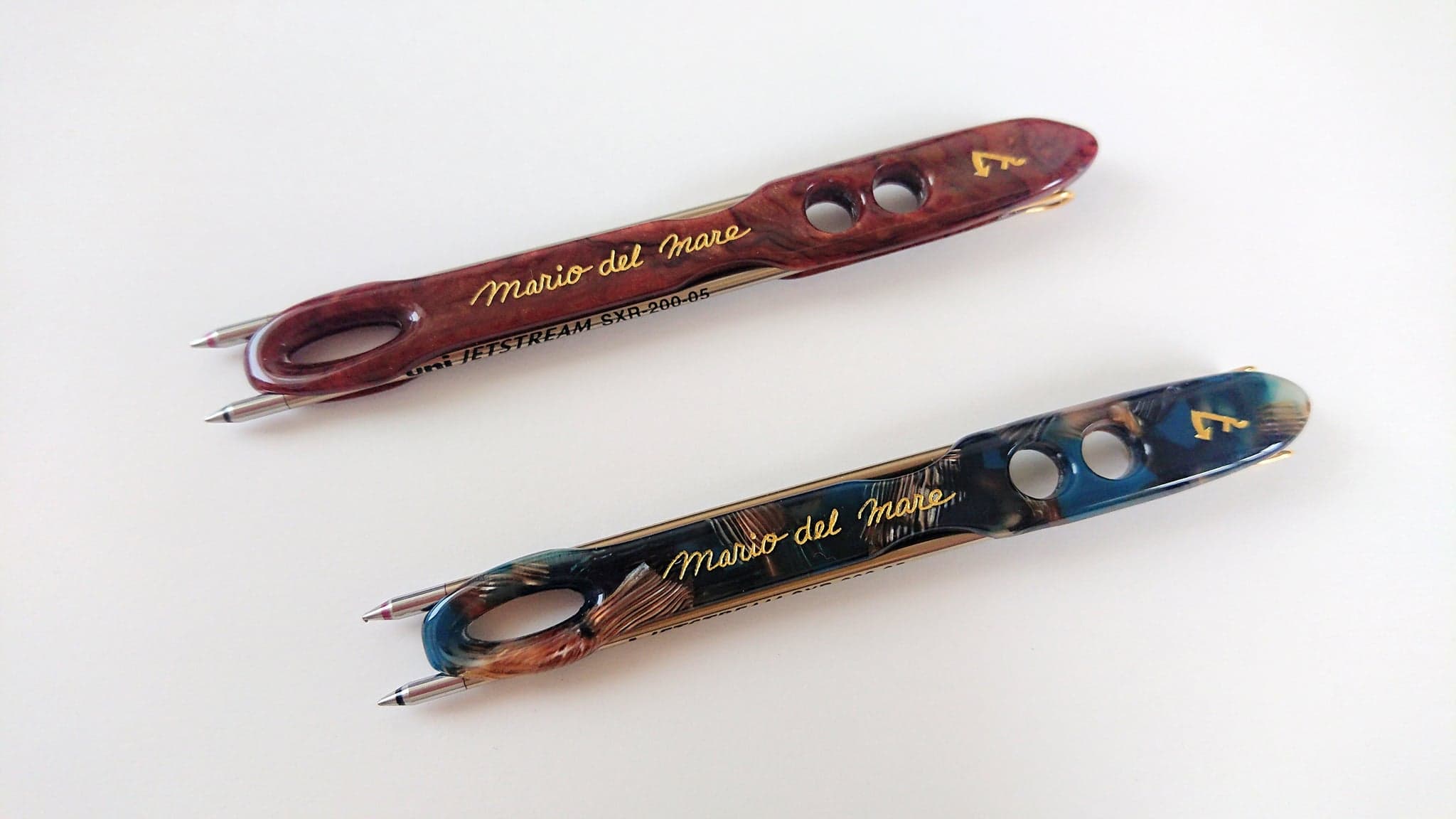 「22pen」は、米国・フランスのペンブロガーに絶賛され、日本文具大賞でも高評価を受けたオシャレな薄型ペン。ノック等で切り替えるのではなく、持ちかえるだけで赤・黒2色が使い分けられるのが便利