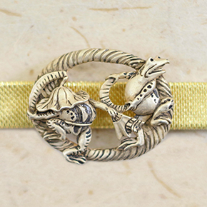 「蛙の田楽帯留め」